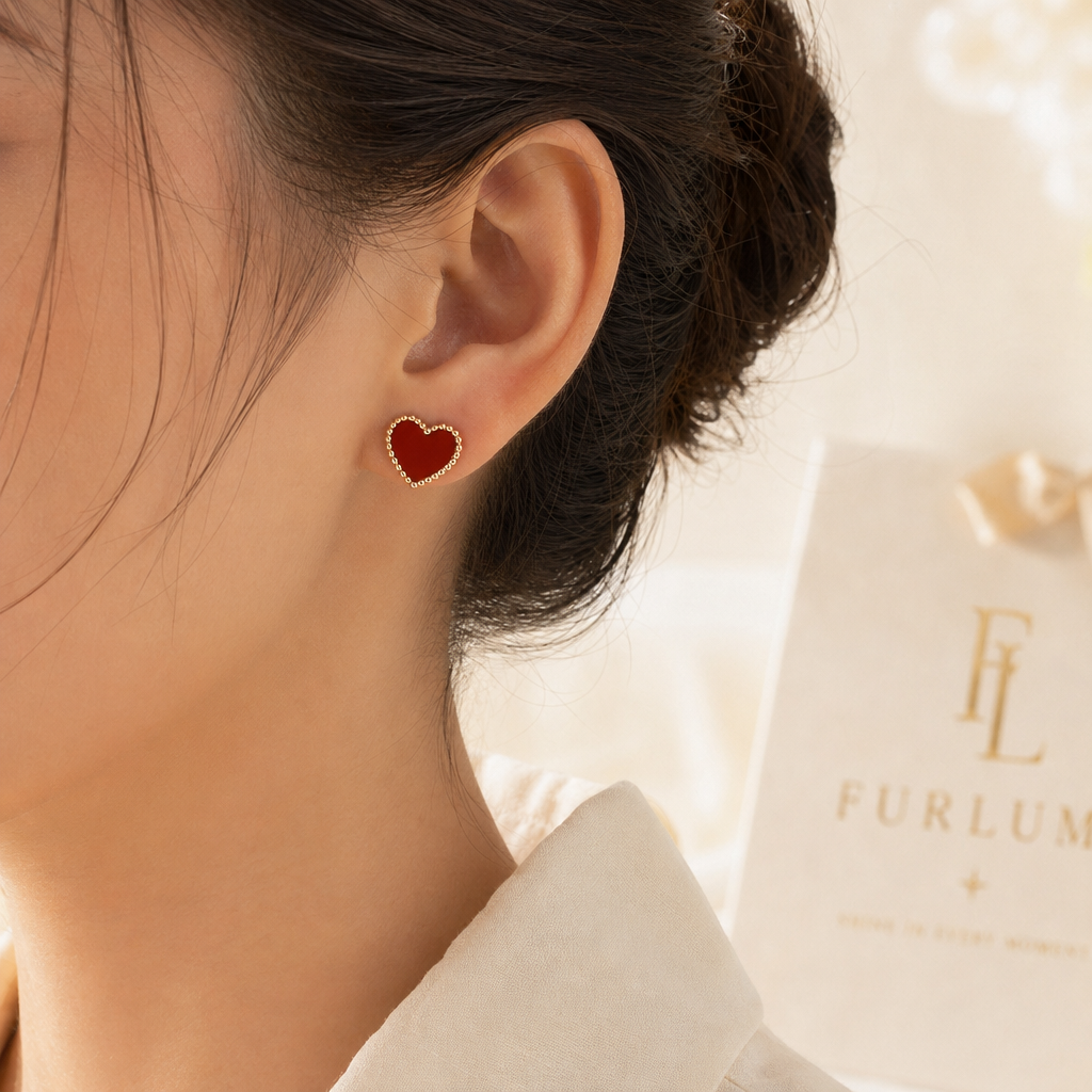 The Double Pearl Stud detail 02 image.
