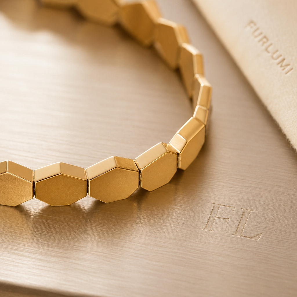 The Facet Bangle detail 01 image.