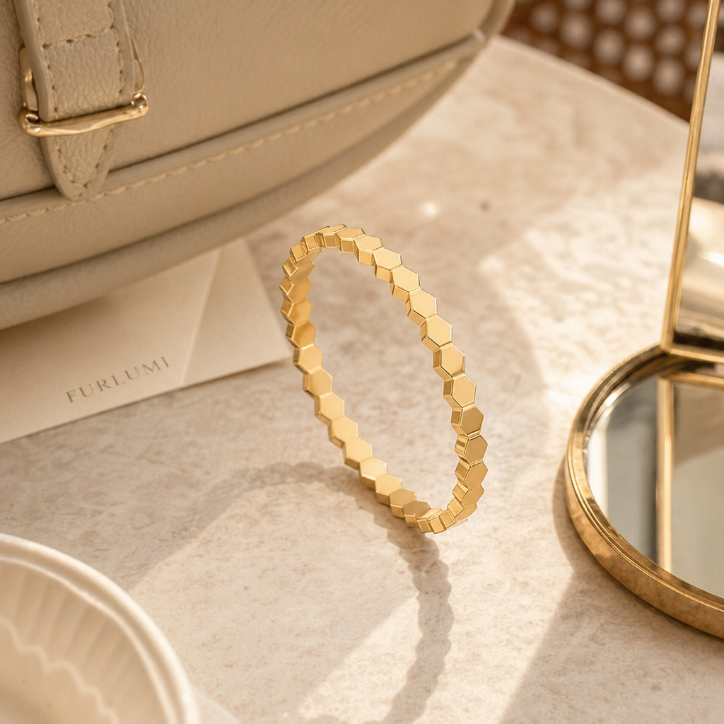 The Facet Bangle detail 02 image.