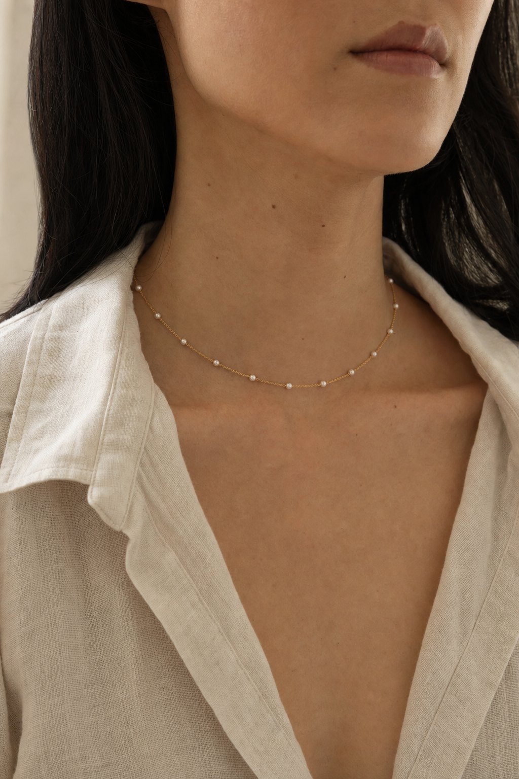 The Pearl Dot Chain wearing close image.