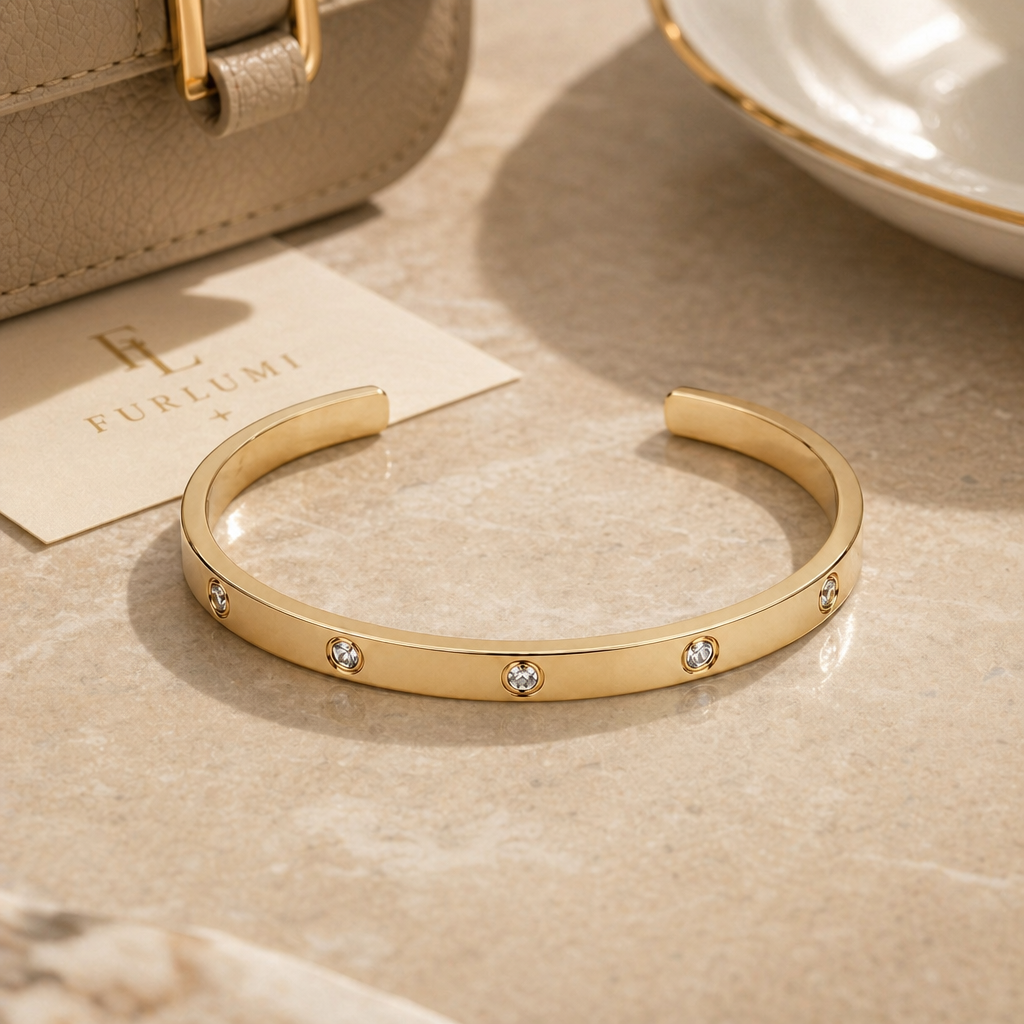 The Wire Bangle detail 01 image.