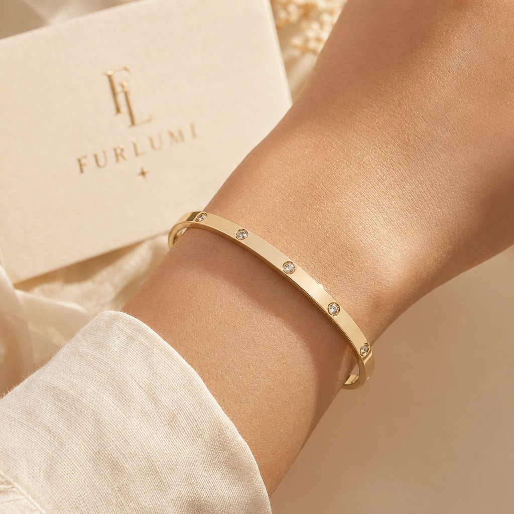 The Wire Bangle detail 02 image.